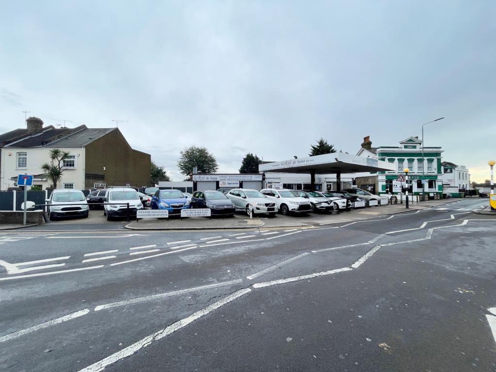 Lot: 129 - FREEHOLD GARAGE AND FORECOURT WITH POTENTIAL - 